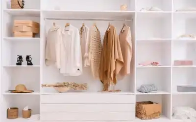 Ausmisten überfordert: Diese 3 Fehler machen das Aufräumen richtig nervig.